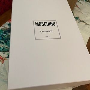Moschino logo flat sandals